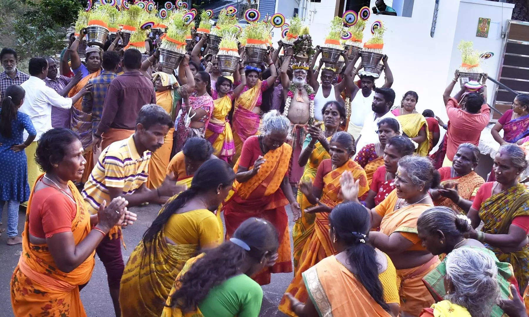 கும்மி அடித்து ஊர்வலமாக முளைபாரி எடுத்து வந்த பெண்கள்