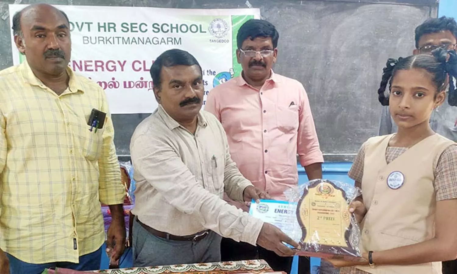 மின் பாதுகாப்பு சம்பந்தமாக போட்டிகள்- வெற்றி பெற்ற மாணவிகளுக்கு பரிசு