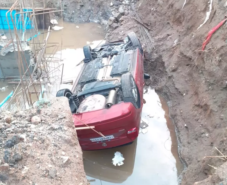 15 அடி பள்ளத்தில் கார் கவிழ்ந்து விபத்து