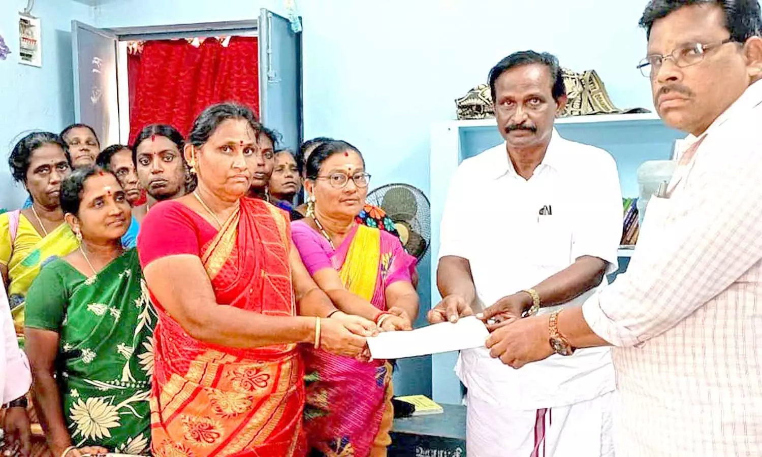 சத்துணவு ஊழியர் சங்கத்தினர், ஊராட்சி ஒன்றிய ஆணையரிடம் கோரிக்கை மனு