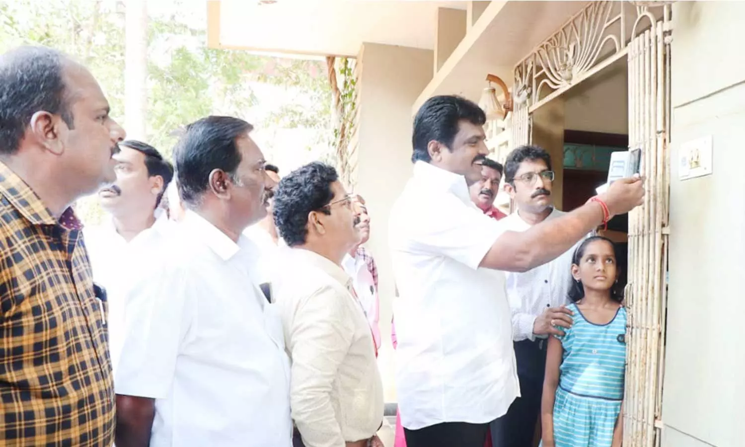 தஞ்சையில், வீடு வீடாக கியூஆர் கோடு ஸ்டிக்கர் ஒட்டும் பணி- மேயர் தொடங்கி வைத்தார்