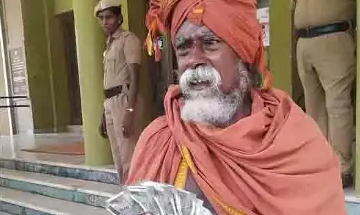 யாசகம் மூலம் கிடைத்த ரூ.10 ஆயிரத்தை முதல்-அமைச்சரின் பொது நிவாரண நிதிக்கு வழங்கிய முதியவர் யாசகம் மூலம் கிடைத்த ரூ.10 ஆயிரத்தை முதல்-அமைச்சரின் பொது நிவாரண நிதிக்கு வழங்கிய முதியவர்