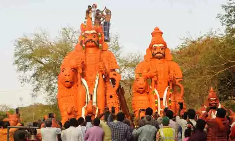 விடுபட்ட சாமி சிலைகளுக்கு புனித நீர் ஊற்றி கும்பாபிஷேகம் விடுபட்ட சாமி சிலைகளுக்கு புனித நீர் ஊற்றி கும்பாபிஷேகம்