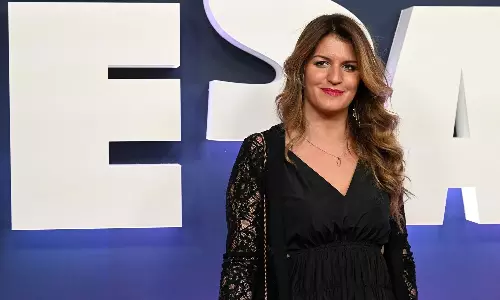 ஆபாச பத்திரிகையின் அட்டை படத்தில் பிரான்ஸ் பெண் மந்திரி