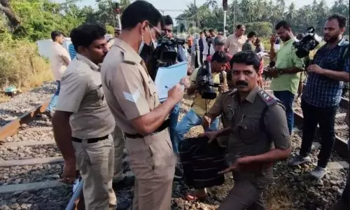 கேரளாவில் ஓடும் ரெயிலில் 3 பேர் எரித்து கொலை: பெட்ரோல் ஊற்றிய நபருக்கு பயங்கரவாதிகளுடன் தொடர்பு?