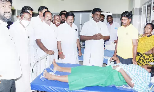 படுகாயமடைந்த 3 பெண்களுக்கு மதுரை அரசு ஆஸ்பத்திரியில் தீவிர சிகிச்சை