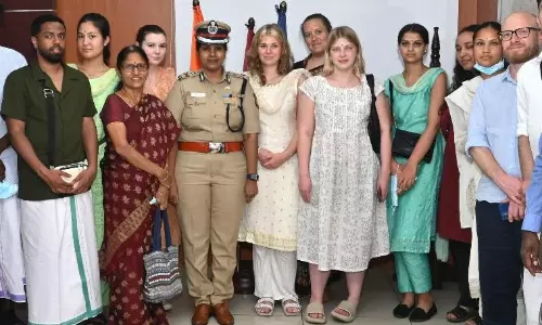 சுவீடன் நாட்டு மாணவர்களுடன்திருச்சி போலீஸ் கமிஷனர்