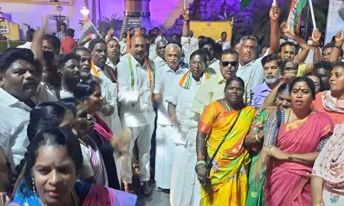 காங்கிரசார் பட்டாசு வெடித்து கொண்டாட்டம்