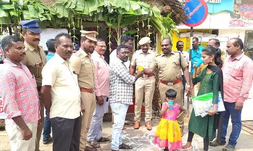 ெபாதுமக்களுக்கு நீர், மோர் வழங்கும் போலீசார்