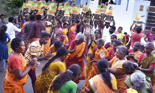 கும்மி அடித்து ஊர்வலமாக முளைபாரி எடுத்து வந்த பெண்கள்