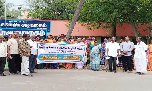 போளூரில் சத்துணவு ஊழியர் சங்கத்தினர் ஆர்ப்பாட்டம்