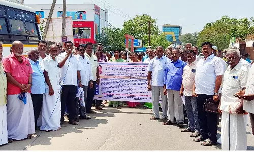 கூட்டுறவு வங்கி பணியாளர்கள் பேரணி