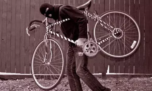 சாணை பிடிக்க வந்து சைக்கிளை திருடிச்சென்ற பலே கொள்ளையன்