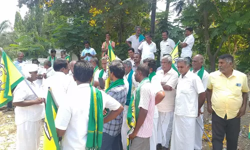 ஆவின் பால் நிறுவனம் முன்பு விவசாயிகள் காத்திருப்பு போராட்டம்