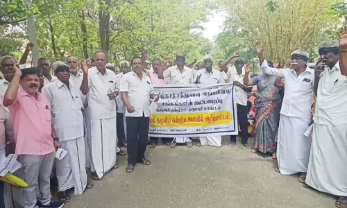 தொடக்க கூட்டுறவு வங்கி பணியாளர்கள் ஆர்ப்பாட்டம்