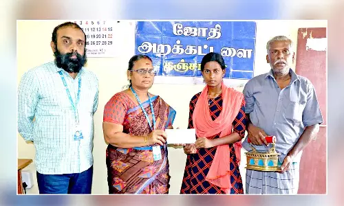 கல்லூரி மாணவ- மாணவிகளுக்கு கல்வி உதவித்தொகை வழங்கல்