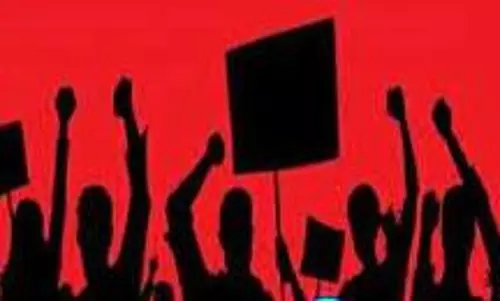 தொடக்க கூட்டுறவு வங்கி பணியாளர்கள் கவன ஈர்ப்பு ஊர்வலம்