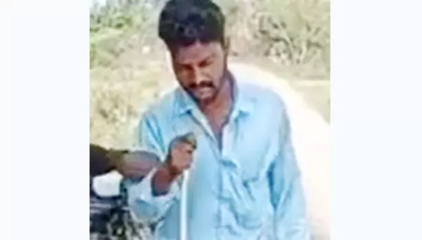 லைக்கிற்கு ஆசைப்பட்டு பாம்பின் தலையை கடித்து துப்பிய வாலிபர்- சமூகவலைதளத்தில் பதிவிட்டதால் கைது லைக்கிற்கு ஆசைப்பட்டு பாம்பின் தலையை கடித்து துப்பிய வாலிபர்- சமூகவலைதளத்தில் பதிவிட்டதால் கைது