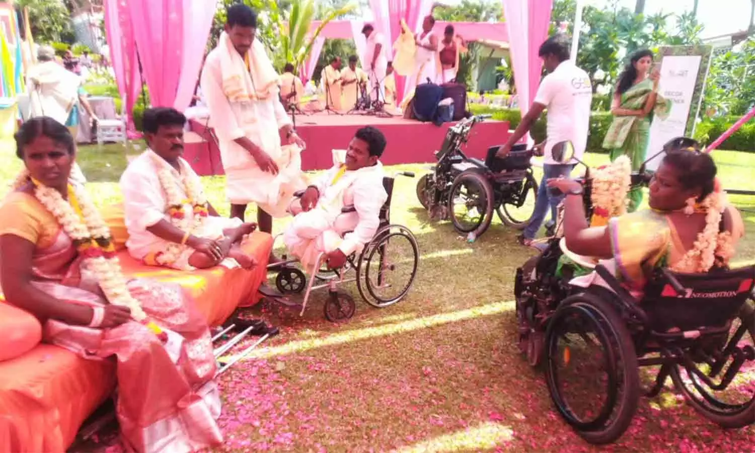 பங்குனி உத்திரம் நாளில் மாமல்லபுரம் கடற்கரையில் 101 ஜோடிகளுக்கு திருமணம் பங்குனி உத்திரம் நாளில் மாமல்லபுரம் கடற்கரையில் 101 ஜோடிகளுக்கு திருமணம்