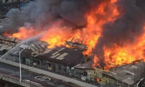 வங்காளதேசத்தில் உள்ள மிகப்பெரிய ஜவுளி சந்தையில் தீ விபத்து- 8 பேர் படுகாயம்