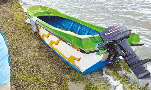 மணமேல்குடி அருகே கடற்கரையில் நின்ற இலங்கை படகு- தமிழகத்தில் ஊடுருவிய மர்ம நபர்கள் யார்?