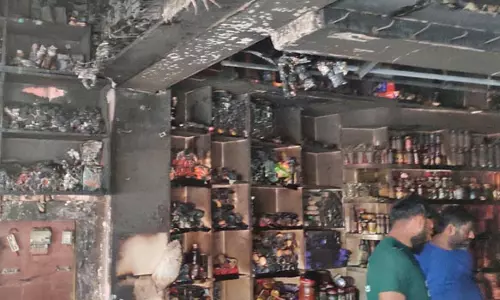 சத்தியமங்கலத்தில் மின்கசிவால் மளிகை கடையில் பயங்கர தீ விபத்து