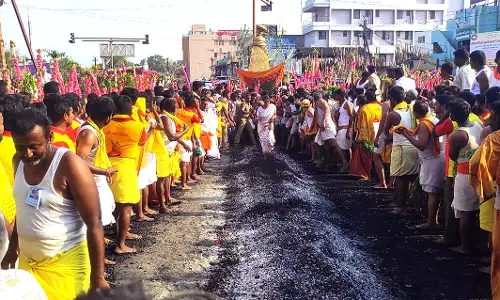 ஆயிரக்கணக்கான பக்தர்கள் தீ மிதித்து வழிபாடு