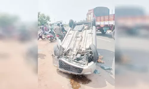 மோட்டார் சைக்கிள் மீது கார் மோதி மின்வாரிய ஊழியர் பலி