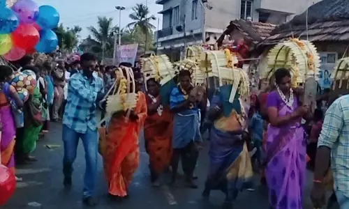 வானதிரையன்பட்டினம் முருகன்கோயிலுக்கு காவடி எடுத்து வந்த பக்தர்கள்