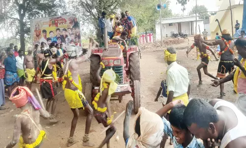 சாணார்பட்டி அருகே கோவில் திருவிழாவில் வேல்கம்புடன் வேட்டைக்கு செல்லும் வினோத நிகழ்ச்சி
