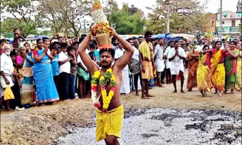 கோவில் திருவிழாவில் பூக்குழி இறங்கிய பக்தர்கள்