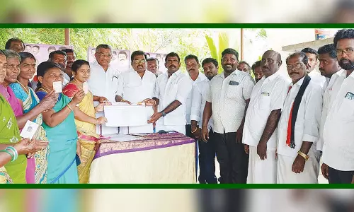 ராதாபுரம் கிழக்கு ஒன்றியத்தில் தி.மு.க. புதிய உறுப்பினர் சேர்க்கை - மாவட்ட பஞ்சாயத்து தலைவர்  வி.எஸ்.ஆர்.ஜெகதீஸ் தொடங்கி வைத்தார்