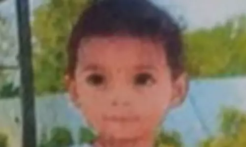 தொட்டிலில் பொம்மையை வைத்துவிட்டு குழந்தை கடத்தல்