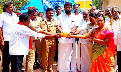 போலீஸ் நிலையத்தில் மதில்சுவர் அமைக்கும் பணி