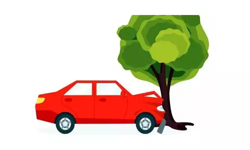 கார் மரத்தில் மோதி ஒருவர் சாவு