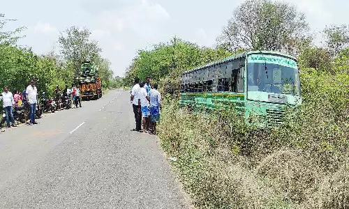 பள்ளத்தில் புகுந்த அரசு பஸ்