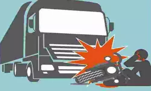 பைக் மீது லாரி மோதி பெண் சாவு