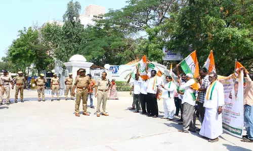 வேலூர் கலெக்டர் ஆபீசில் காங்கிரசார் முற்றுகை