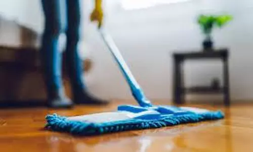 பள்ளி வகுப்பறையை சுத்தம் செய்த பிளஸ்-2 மாணவர்கள்