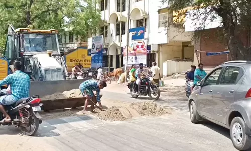 சீர்காழி பகுதிகளில் பாதுகாப்பின்றி லாரிகளில் கொண்டு செல்லப்படும் சவுடுமண்