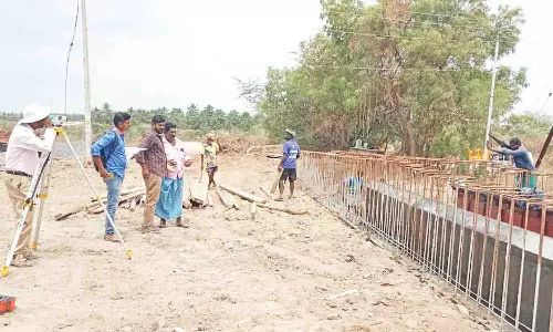 சாலை விரிவாக்க பணிகளை அதிகாரி ஆய்வு