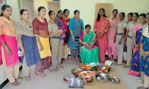 வாழப்பாடி போலீஸ் நிலையத்தில் பெண் போலீசுக்கு வளைகாப்பு நடத்தி அசத்திய போலீசார்