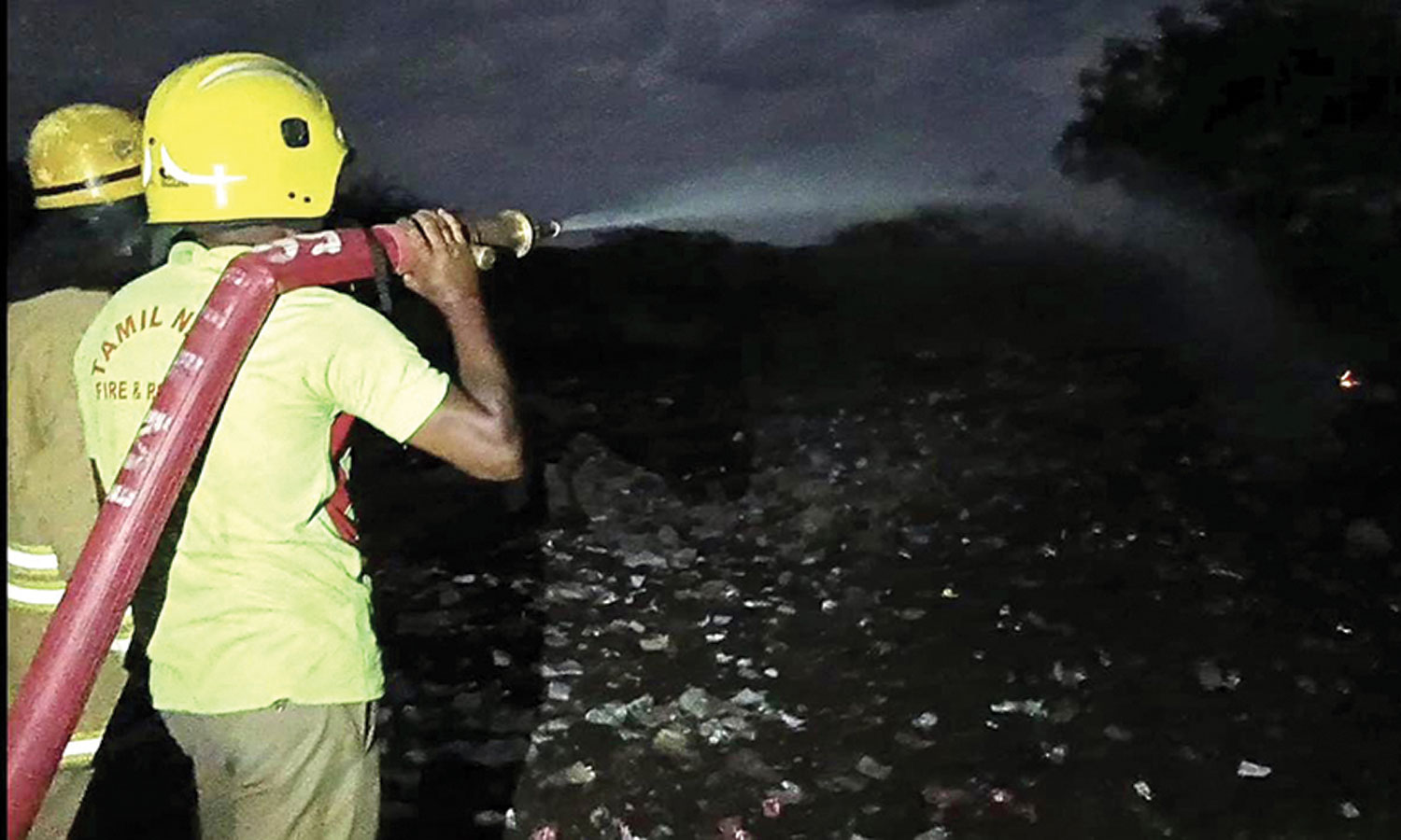 நள்ளிரவில் பட்டாசு ஆலையில் விபத்து- தொழிலாளர்கள் இல்லாததால் பெரும் விபத்து தவிர்ப்பு