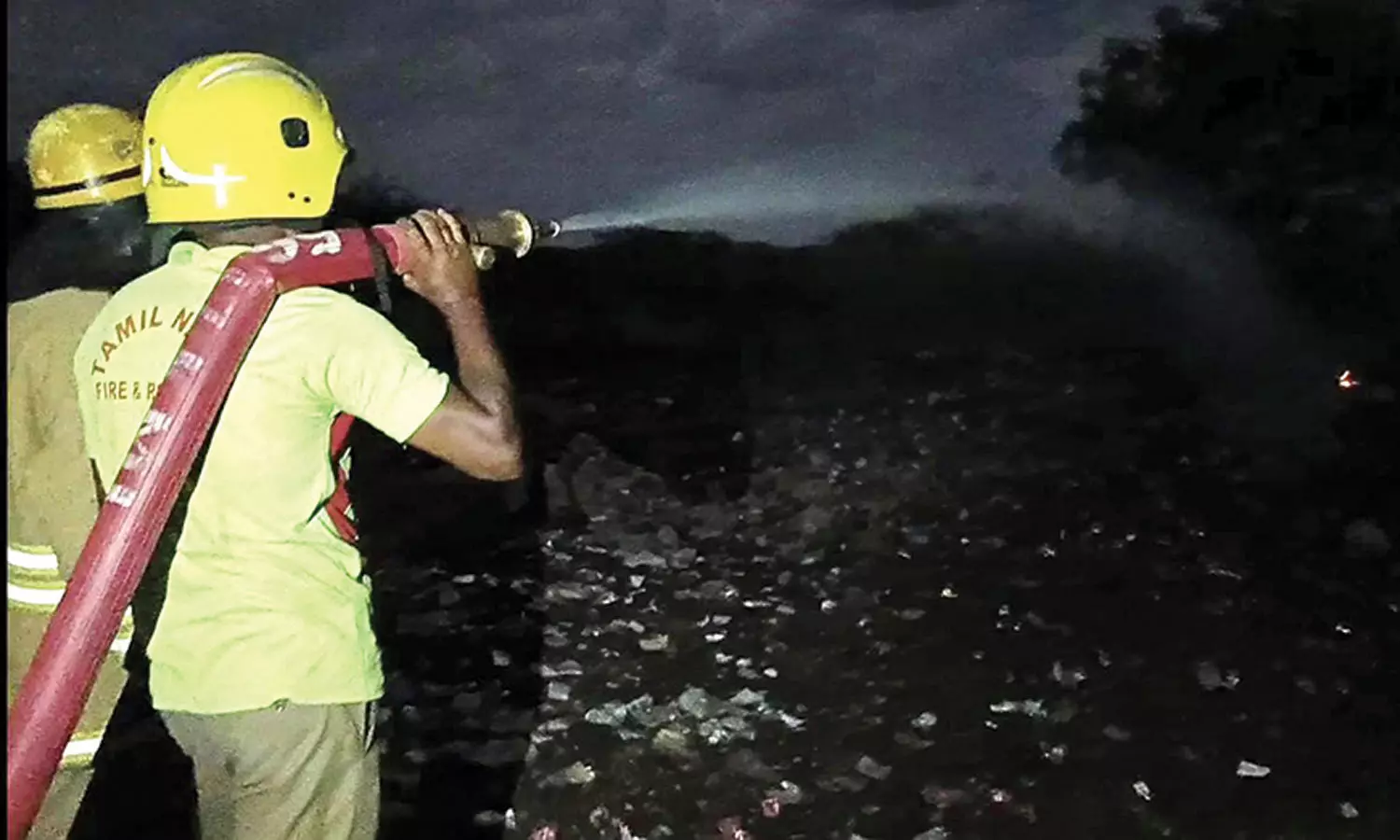 நள்ளிரவில் பட்டாசு ஆலையில் விபத்து- தொழிலாளர்கள் இல்லாததால் பெரும் விபத்து தவிர்ப்பு