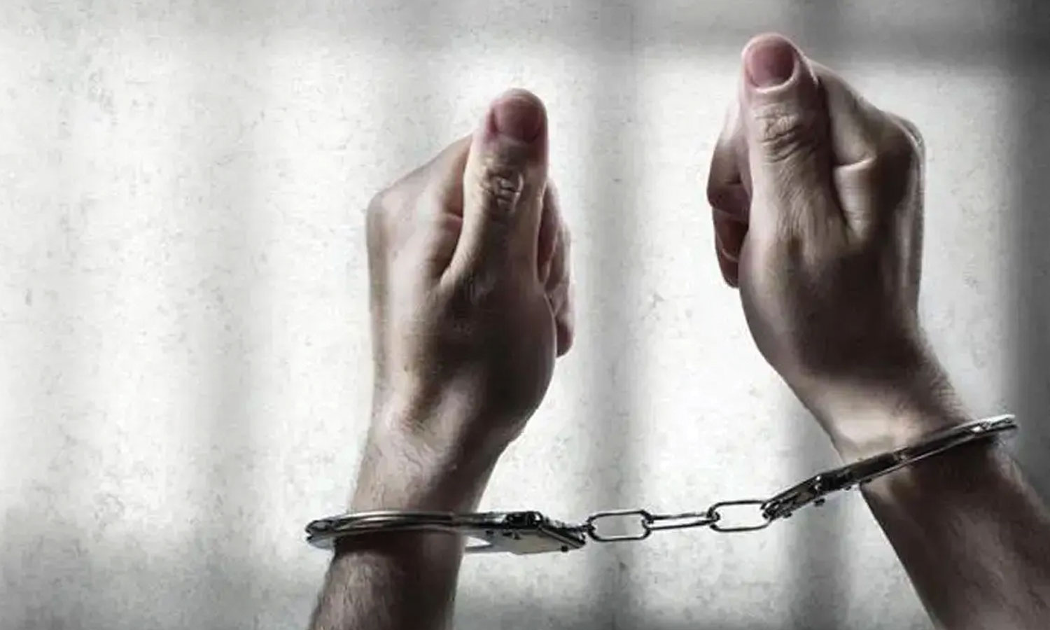 அரபு நாட்டில் இருந்து விமானத்தில் கடத்தி வரப்பட்ட 5 கிலோ தங்கம் பறிமுதல்- 2 பயணிகள் கைது