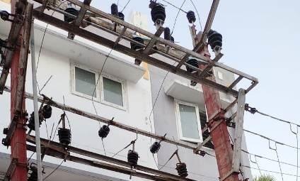 அகற்றப்பட்ட டிரான்ஸ்பார்மரை மீண்டும் பொருத்திட பொதுமக்கள் கோரிக்கை அகற்றப்பட்ட டிரான்ஸ்பார்மரை மீண்டும் பொருத்திட பொதுமக்கள் கோரிக்கை