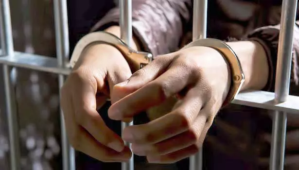 கத்தியுடன் பதுங்கி இருந்த பிரபல ரவுடி கைது கத்தியுடன் பதுங்கி இருந்த பிரபல ரவுடி கைது