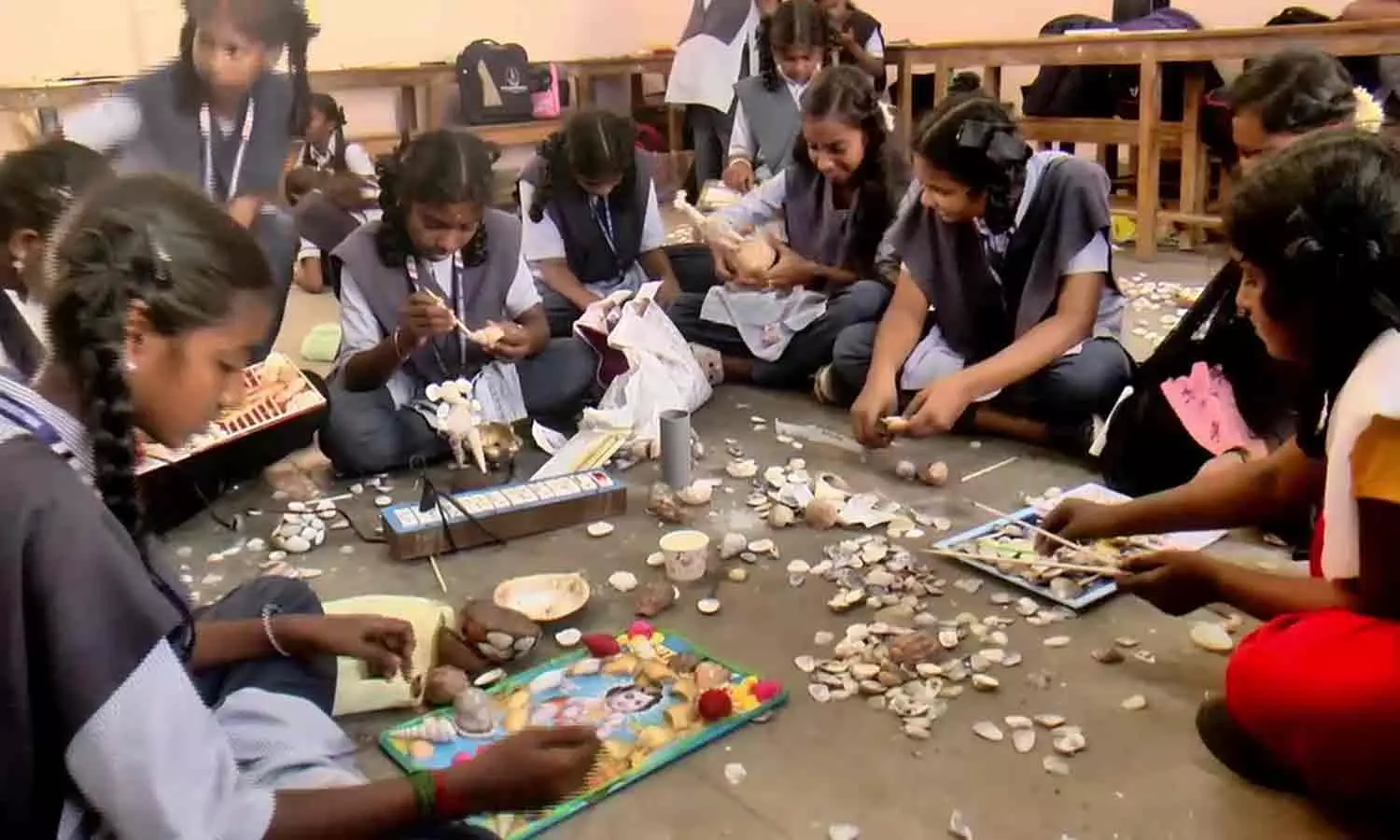 கடலோர பயனற்ற பொருட்களை கலை பொருட்களாக வடிவமைத்த- அரசு பள்ளி மாணவிகள் கடலோர பயனற்ற பொருட்களை கலை பொருட்களாக வடிவமைத்த- அரசு பள்ளி மாணவிகள்