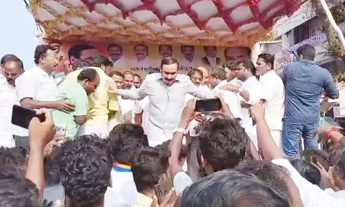 அன்புமணி ராமதாஸ் கலந்துகொண்ட விழா மேடை சரிந்து விழுந்தது- கீழே குதித்ததால் காயமின்றி தப்பினார்