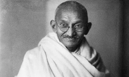 12-ம் வகுப்பு பாடப்புத்தகத்தில் மகாத்மா காந்தி பற்றிய வரிகள் நீக்கம்- புதிய சர்ச்சை